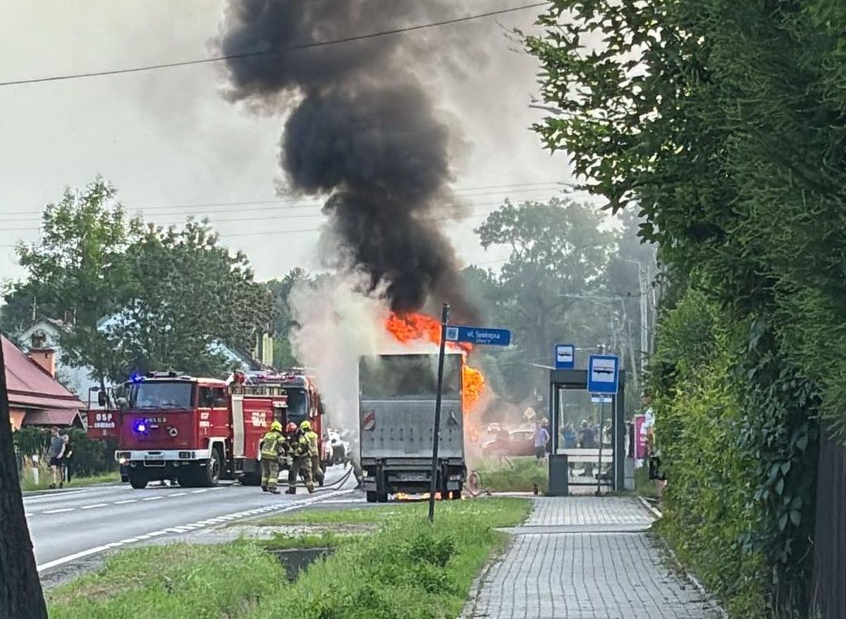 Pożar samochodu na krajówce w Inwałdzie