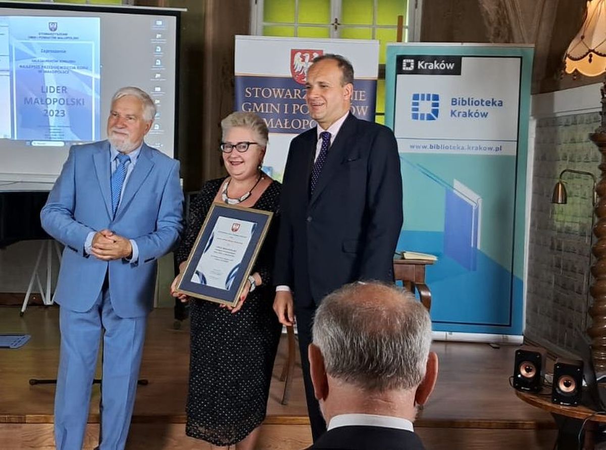 Beata Smolec odbiera nagrodę za dokonania Tomasza Żaka
